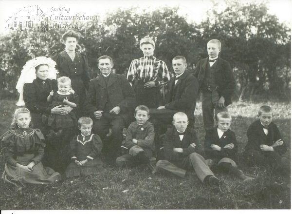 De Krönse Dorus met echtgenote Aag en hun kinderen. Boven Aag met Wim op haar schoot, Drika, vader Dorus, Truus, Piet en Martien en onder Marie, Corrie, Jan, Harrie, Toon en Grad